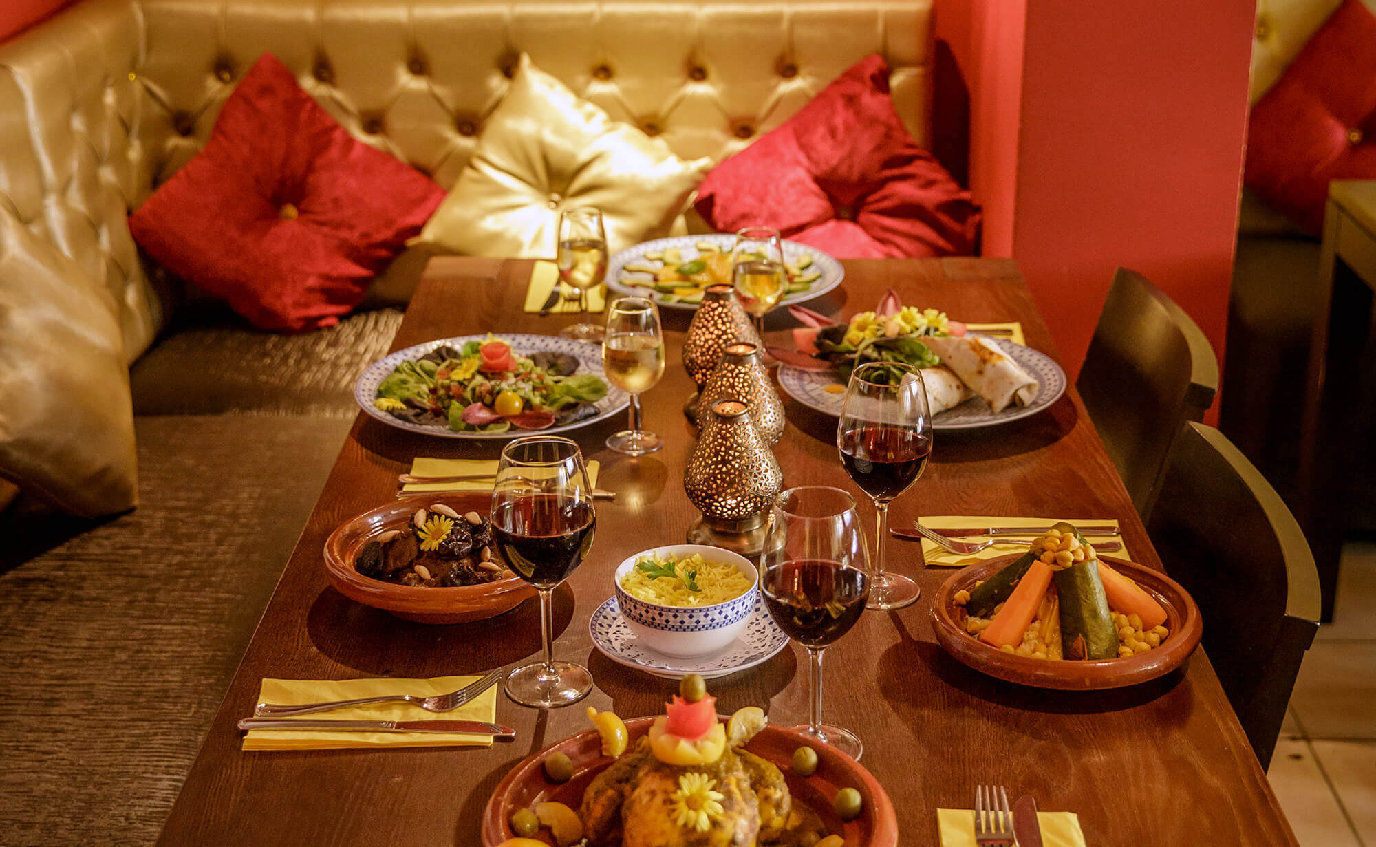 SouSou Wein mit Tisch und Marokkanischem Essen
